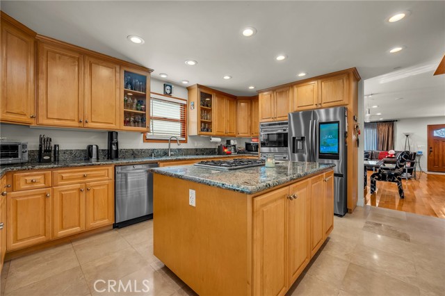 Detail Gallery Image 9 of 31 For 236 8th St, Seal Beach,  CA 90740 - 5 Beds | 5 Baths