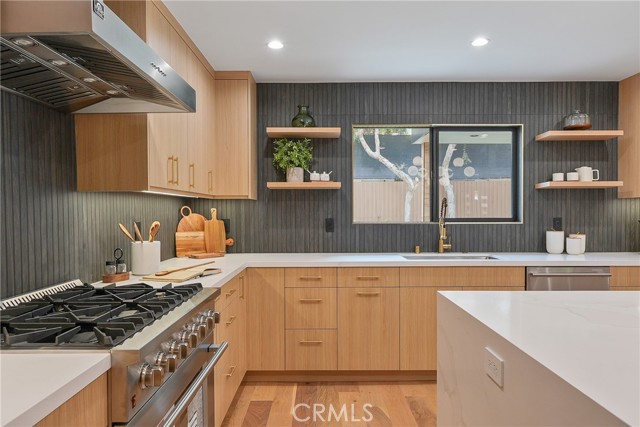 Detail Gallery Image 11 of 41 For 23240 Leonora Dr, Woodland Hills,  CA 91367 - 5 Beds | 5 Baths
