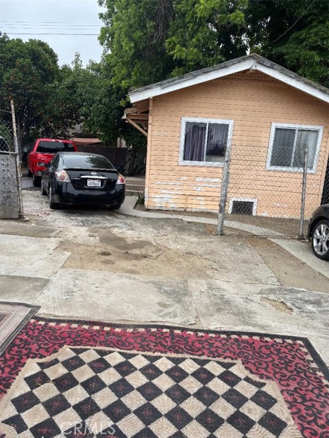 1220 1222 E 49th Street, Los Angeles CA: https://media.crmls.org/medias/f9765bae-27f0-456b-8a0d-78038bc81ffc.jpg