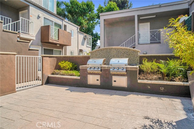 355 N Maple Street, Burbank CA: https://media.crmls.org/medias/f97cbcb1-b0df-4b3c-b8da-1467f0b66053.jpg
