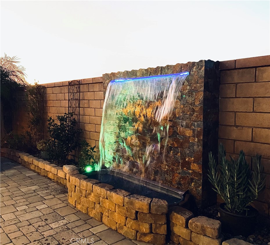 https://media.crmls.org/medias/f97de77b-cbe0-4af2-aef5-1d947607de02.jpg?preset=X-Large