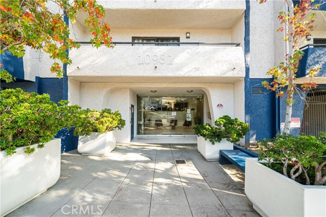 Detail Gallery Image 2 of 32 For 10982 Roebling Avenue #524,  Los Angeles,  CA 90024 - 2 Beds | 1 Baths