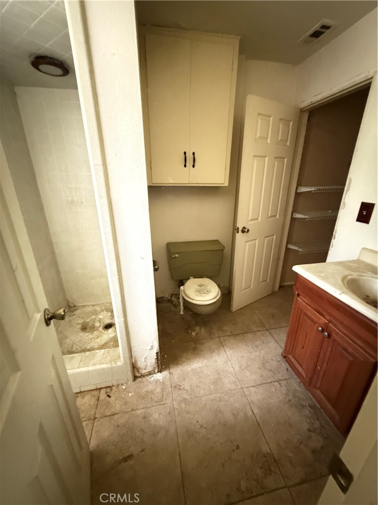 https://media.crmls.org/medias/f9834d35-68c5-49b4-8fd9-5b575e9677b4.jpg?preset=X-Large
