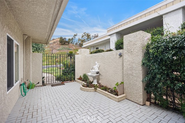 5594 Avenida Sosiega W, Laguna Woods CA: https://media.crmls.org/medias/f9838619-8ca8-42f2-98d4-33689123949d.jpg