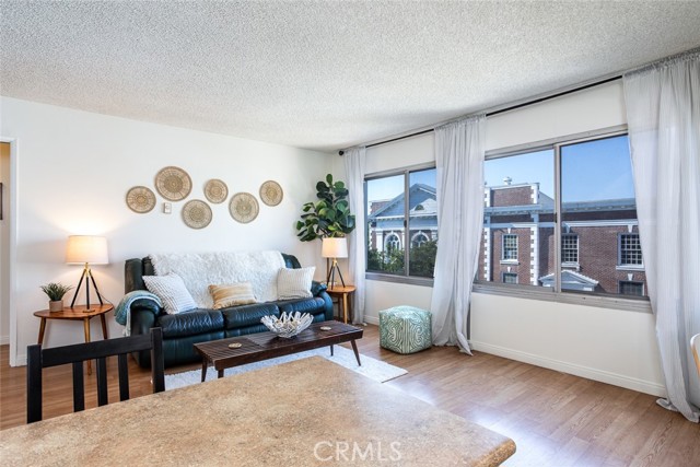 250 Linden Avenue, Long Beach CA: https://media.crmls.org/medias/f9845602-175e-4a6d-a425-7b2608b136df.jpg
