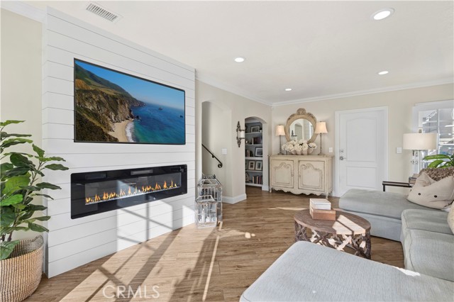 708 Orchid Avenue, Corona del Mar CA: https://media.crmls.org/medias/f98472b5-fb08-4212-80d1-16e73e65e2a1.jpg