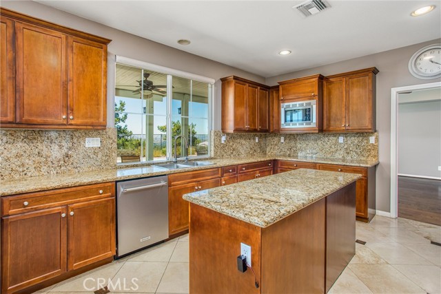 33411 Miners Drive, Yucaipa CA: https://media.crmls.org/medias/f984d6bc-5122-43ff-bc66-3755bb33118a.jpg