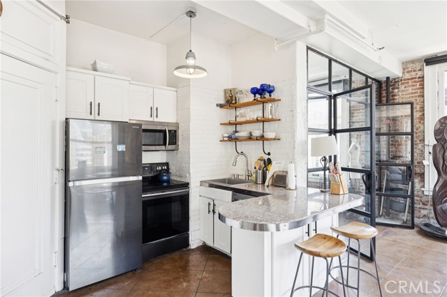 215 W 7th Street, Los Angeles CA: https://media.crmls.org/medias/f9873c5b-9fb0-4981-ba10-76f6fc2a1aba.jpg