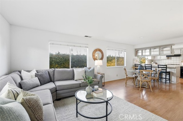 Detail Gallery Image 9 of 23 For 2113 Marshallfield Ln #B,  Redondo Beach,  CA 90278 - 4 Beds | 2/1 Baths