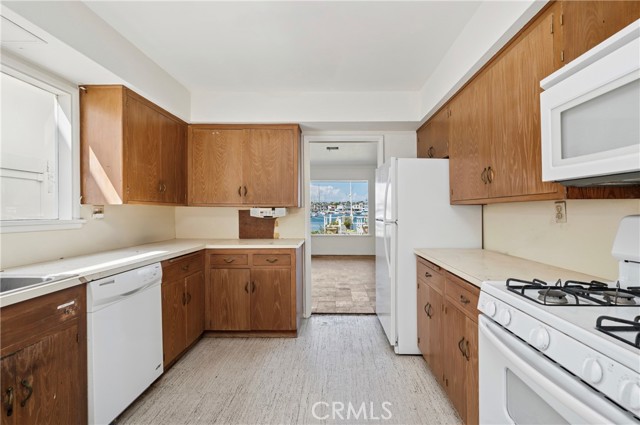 1340 W Bay Avenue, Newport Beach CA: https://media.crmls.org/medias/f98a40c7-c81e-4d31-a43c-72c46b0d59df.jpg