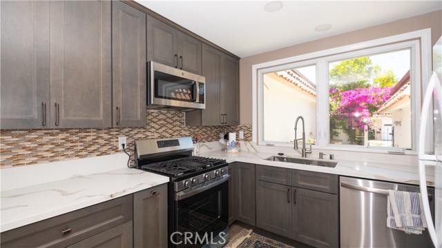 Detail Gallery Image 2 of 15 For 7 Satinwood Way, Irvine,  CA 92612 - 2 Beds | 2 Baths