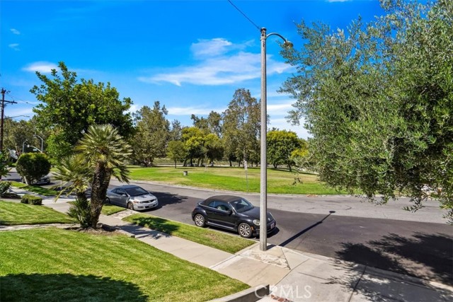 525 Bob Hope Drive, Burbank CA: https://media.crmls.org/medias/f98d9e49-117d-431f-84fe-cd64ffa42558.jpg