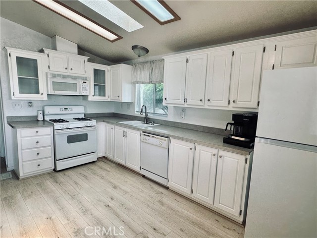 Detail Gallery Image 4 of 16 For 1536 S State St #113,  Hemet,  CA 92543 - 2 Beds | 2 Baths