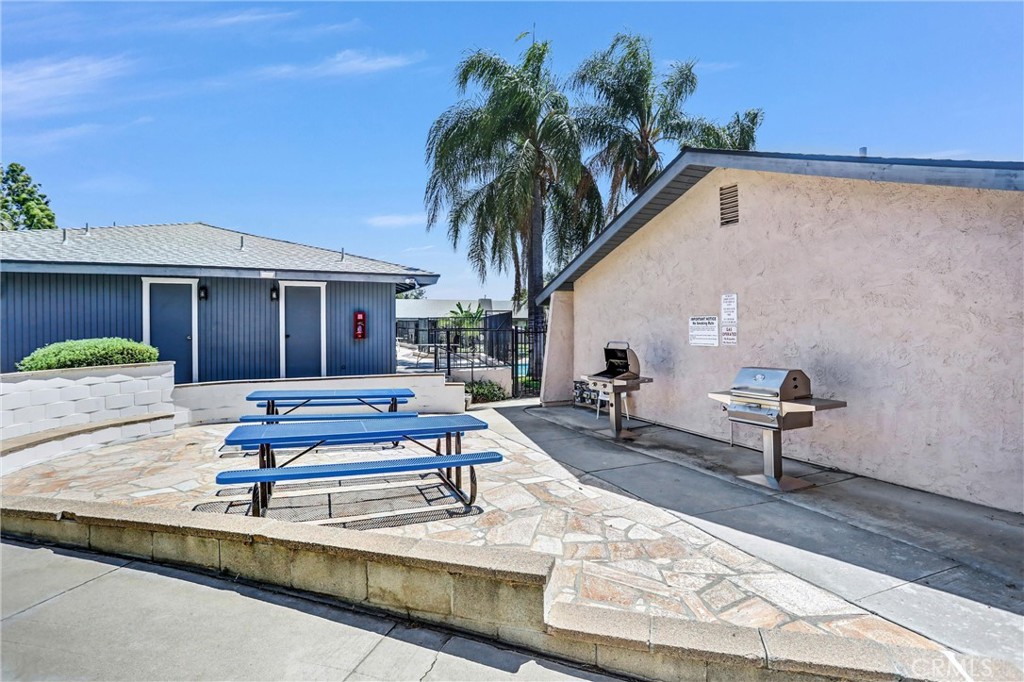 https://media.crmls.org/medias/f98fe343-4e2b-4cf2-af9b-d43d88279972.jpg?preset=X-Large