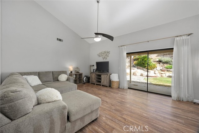 5904 Medio Luna Avenue, Bakersfield CA: https://media.crmls.org/medias/f98fe7d3-7396-41d0-8183-ddf04b05fe8e.jpg
