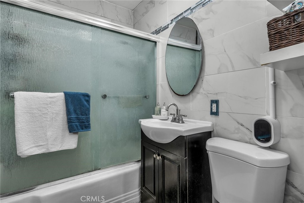 https://media.crmls.org/medias/f99053aa-1c9d-47c1-8c1f-251c65998184.jpg?preset=X-Large