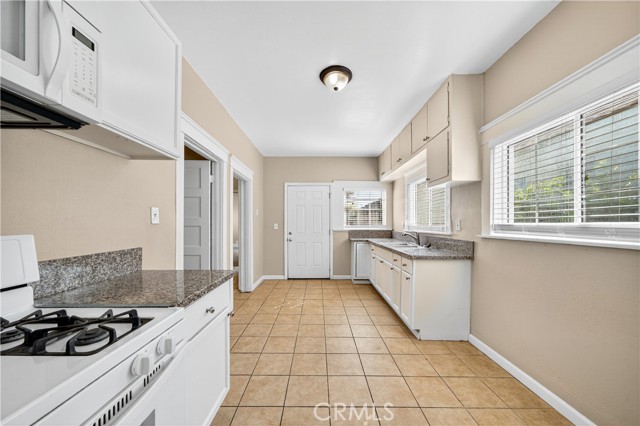 Detail Gallery Image 11 of 36 For 2256 W 28th St, Los Angeles,  CA 90018 - 4 Beds | 2 Baths