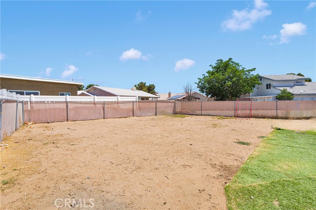 27818 Hummingbird Lane, Helendale CA: https://media.crmls.org/medias/f991e83a-1273-4b09-8e00-85263ca89bf2.jpg