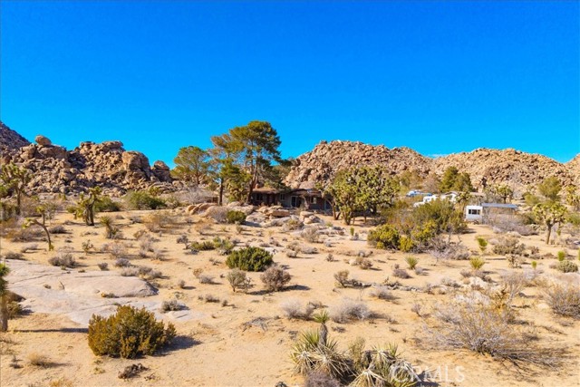 8427 Rock Haven Road, Joshua Tree CA: https://media.crmls.org/medias/f992cd1c-2b15-45bf-9181-33e2947ff09e.jpg