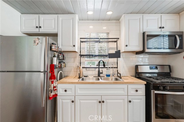 Detail Gallery Image 3 of 32 For 10799 Sherman Grove Ave #82,  Sunland,  CA 91040 - 1 Beds | 1 Baths