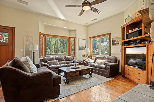 Detail Gallery Image 9 of 52 For 813 Brentwood, Lake Arrowhead,  CA 92352 - 4 Beds | 3/1 Baths