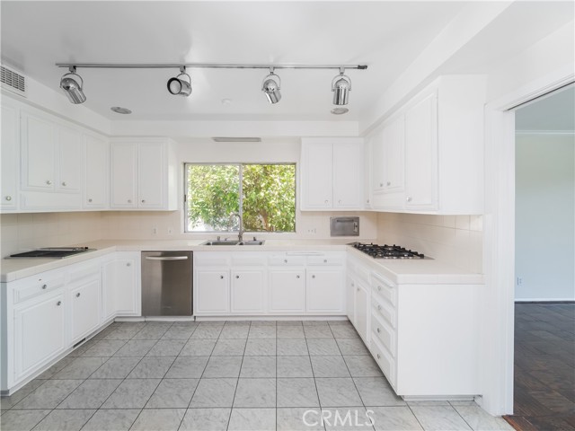 20193 Adele Drive, Woodland Hills CA: https://media.crmls.org/medias/f9964443-d985-4989-97a8-4f9f0cb979f6.jpg