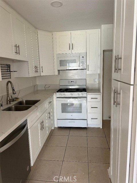 10475 Newhome Avenue, Sunland CA: https://media.crmls.org/medias/f996b215-d770-4914-a04b-e42d0ef78b20.jpg