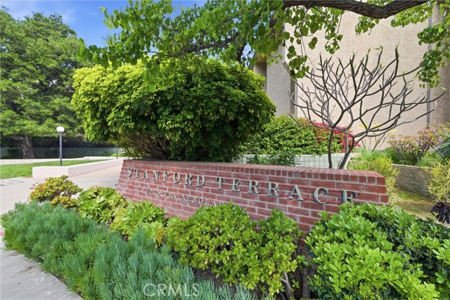 Detail Gallery Image 2 of 31 For 4275 via Arbolada #210,  Los Angeles,  CA 90042 - 2 Beds | 2 Baths