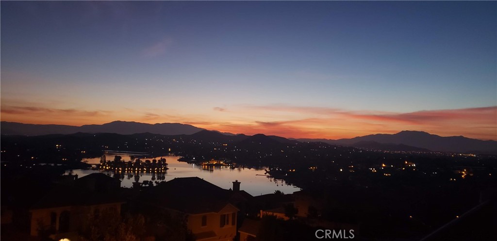 https://media.crmls.org/medias/f996d7c1-10c6-41f9-9eca-000d98ae3c0f.jpg?preset=X-Large