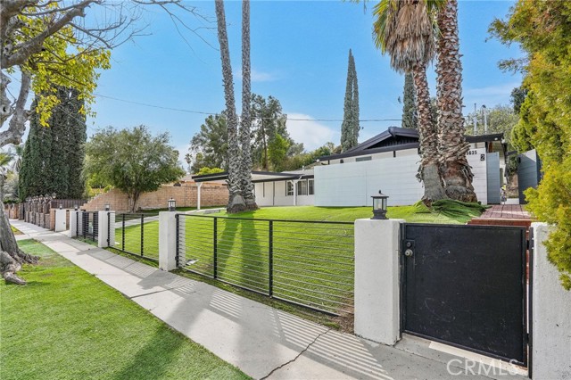 5633 Rawlings Avenue, Woodland Hills CA: https://media.crmls.org/medias/f99703e2-fde5-46bb-bfc7-10a852b91906.jpg