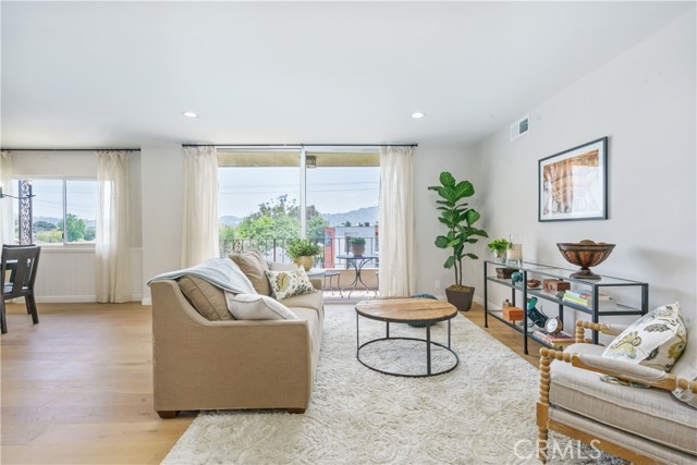 Detail Gallery Image 8 of 28 For 10707 Camarillo St #317,  Toluca Lake,  CA 91602 - 3 Beds | 2 Baths