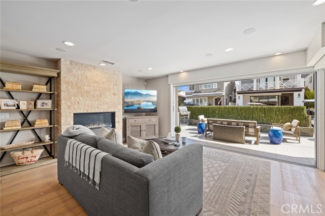 Detail Gallery Image 4 of 26 For 219 Diamond Ave, Newport Beach,  CA 92662 - 3 Beds | 3 Baths