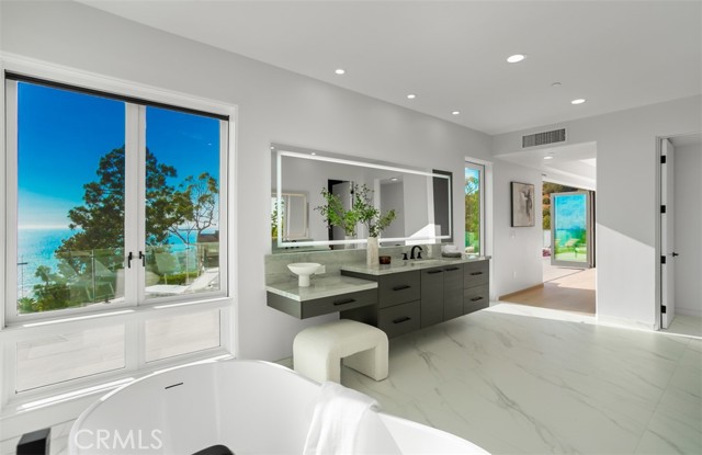 31 N Vista De Catalina, Laguna Beach CA: https://media.crmls.org/medias/f99d187c-ccff-4bc1-83a5-c264ea2c4489.jpg