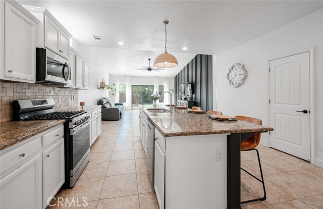 Detail Gallery Image 8 of 38 For 2027 W Babcock, Visalia,  CA 93291 - 4 Beds | 2/1 Baths