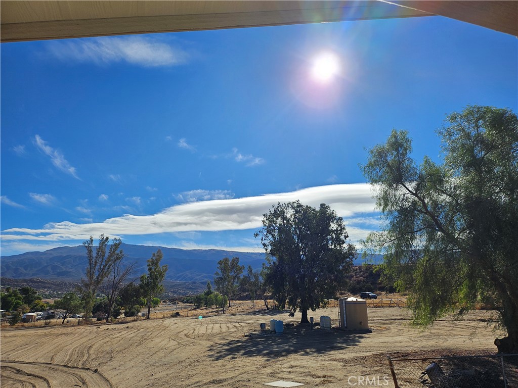 https://media.crmls.org/medias/f99e66be-55cb-4407-a0b4-3d146782339e.jpg?preset=X-Large