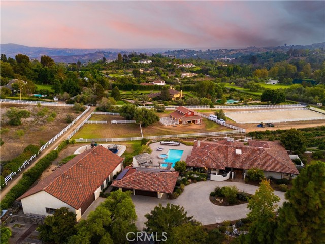 4 Golden Meadow Lane, Fallbrook CA: https://media.crmls.org/medias/f9a02176-996d-44d3-ab98-df144debd525.jpg