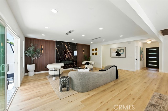 Detail Gallery Image 2 of 16 For 13021 Killion St, Sherman Oaks,  CA 91401 - 3 Beds | 2/1 Baths