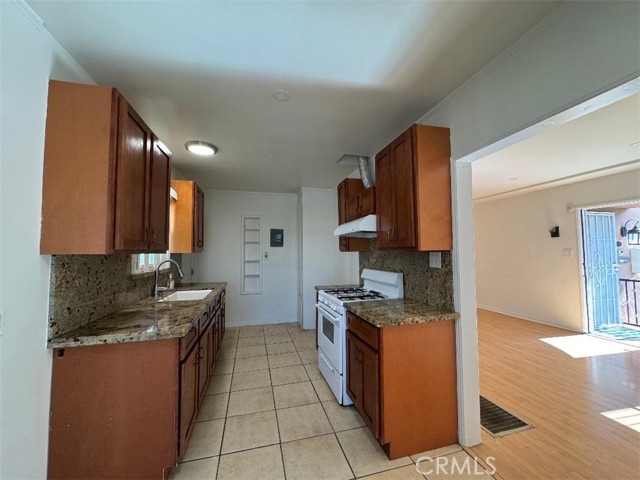 613 Arden Avenue, Glendale CA: https://media.crmls.org/medias/f9a31d58-3d2b-4d5a-b044-7eb082d60dc9.jpg