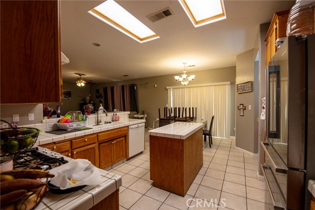 803 Mountain Park Drive, Bakersfield CA: https://media.crmls.org/medias/f9a40dfd-5d13-443b-a06d-5800c2e7c1a0.jpg