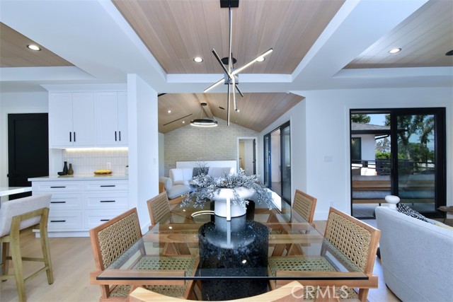 Detail Gallery Image 13 of 68 For 13327 Cheltenham Dr, Sherman Oaks,  CA 91423 - 4 Beds | 5/1 Baths