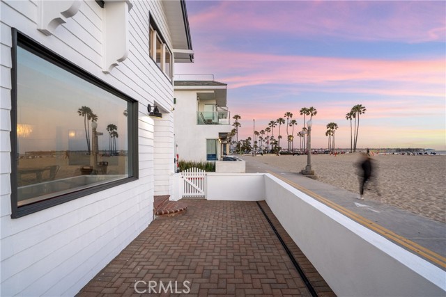 Detail Gallery Image 4 of 33 For 2500 W Oceanfront, Newport Beach,  CA 92663 - 3 Beds | 3 Baths