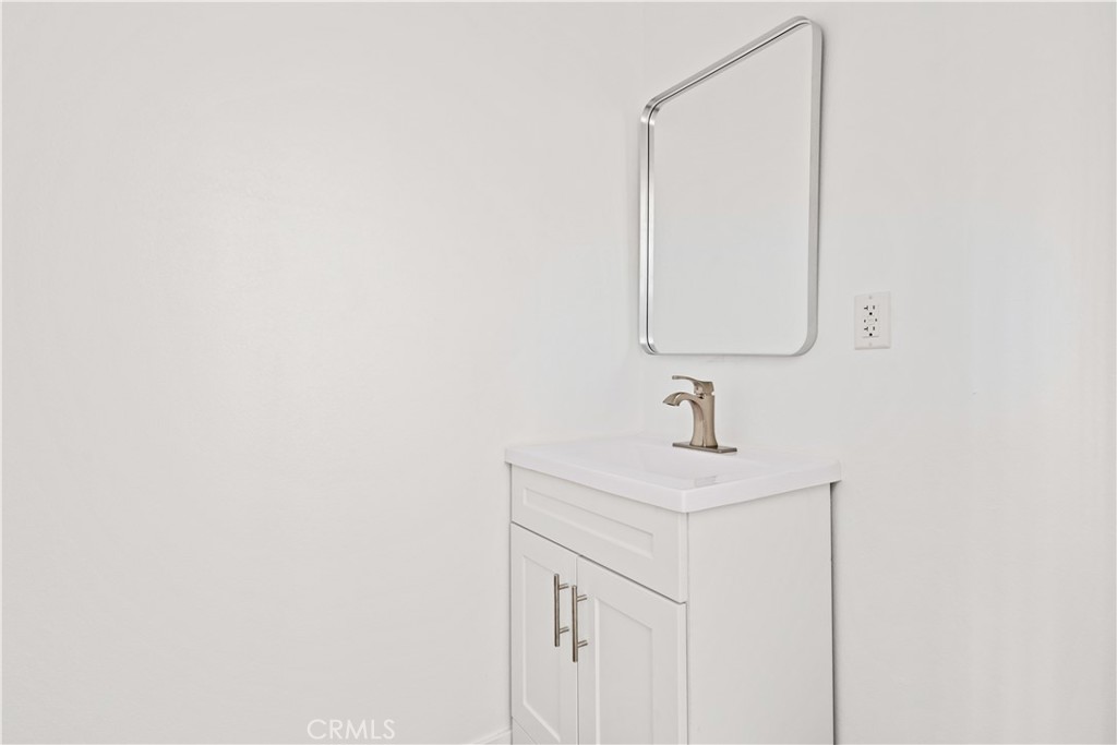 https://media.crmls.org/medias/f9a91d2a-a580-45fa-a6a2-af46a4c874a6.jpg?preset=X-Large