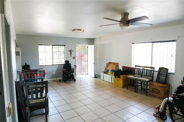 3424 3424 1/2 Paloma Street, Los Angeles CA: https://media.crmls.org/medias/f9aa99c6-357f-4f14-9040-2d257cb6930b.jpg