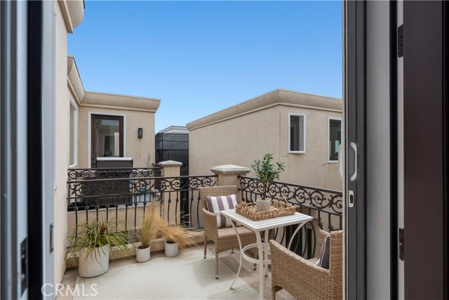 807 Crest Drive, Manhattan Beach CA: https://media.crmls.org/medias/f9ab3307-c918-445f-bbe4-360c9a7d76cf.jpg