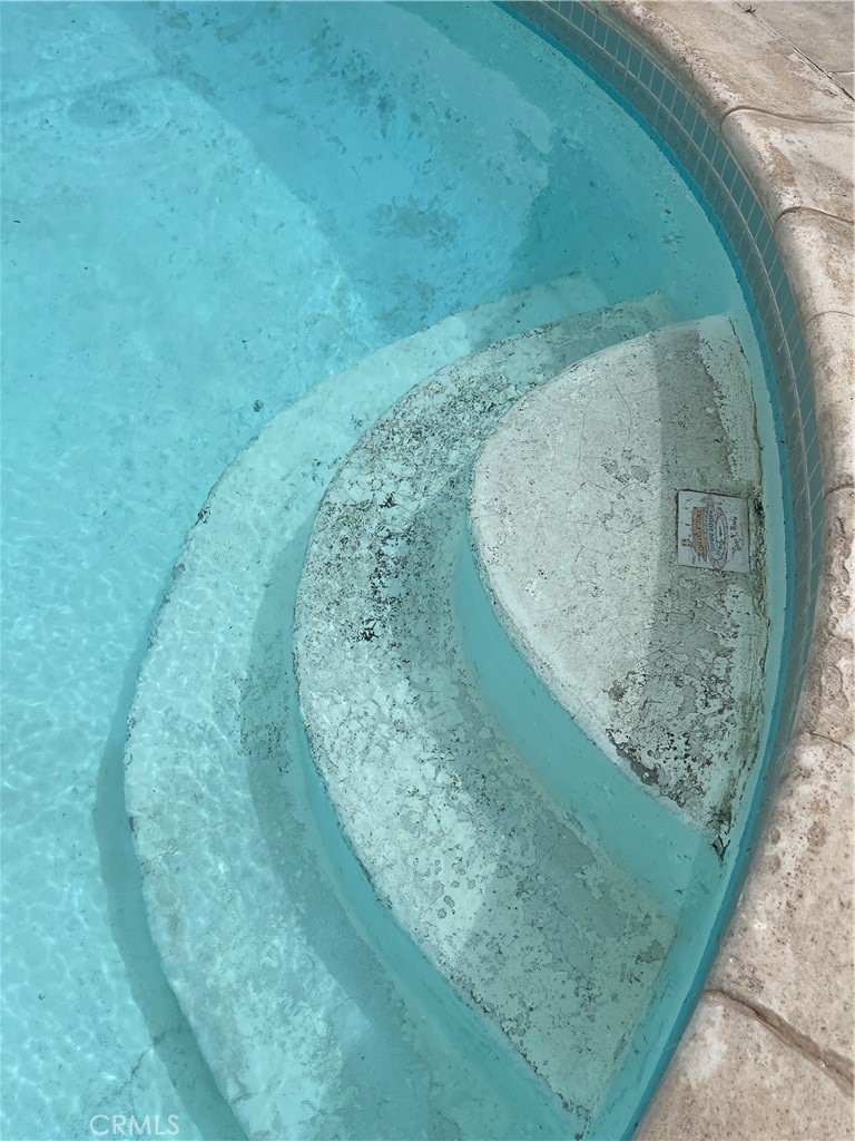 https://media.crmls.org/medias/f9ad14b9-71f7-4a36-9695-f365c1b36404.jpg?preset=X-Large