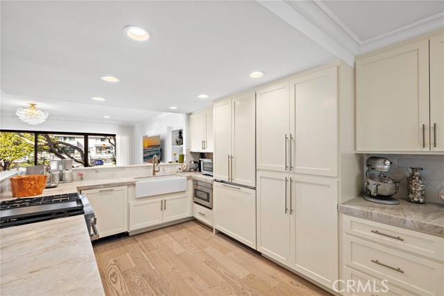 Detail Gallery Image 4 of 29 For 12 Encore Ct, Newport Beach,  CA 92663 - 4 Beds | 2/1 Baths