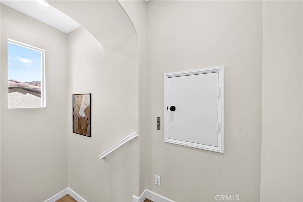 https://media.crmls.org/medias/f9aecf56-3cc4-40b7-90f2-cefd40cc8d54.jpg?preset=X-Large