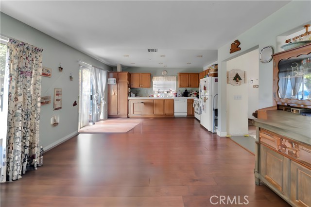 Detail Gallery Image 8 of 17 For 14028 Yorktown Ct, Fontana,  CA 92336 - 4 Beds | 3 Baths