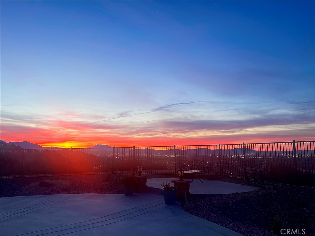 https://media.crmls.org/medias/f9b2cf5e-8c5c-4a7d-8072-b75fe9173642.jpg?preset=X-Large