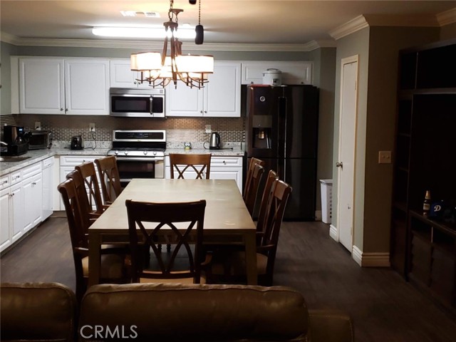 Detail Gallery Image 2 of 5 For 3060 Emerald Ln, Lancaster,  CA 93535 - 6 Beds | 3 Baths